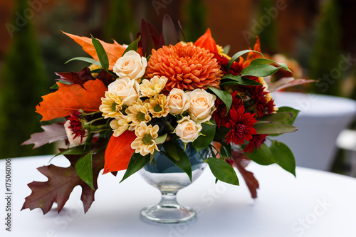 Foto autumn bouquet in a vase on a white table