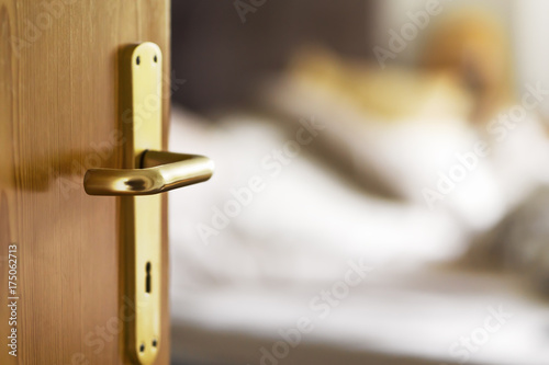 Geöffnete Tür einer Wohnung mit Blick in ein Zimmer 