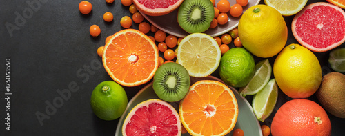 Fotografiet Closeup of fresh fruits