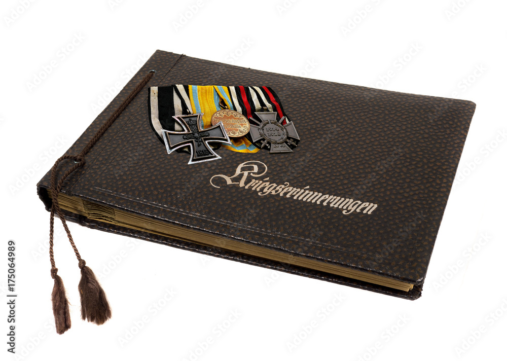 Fototapeta premium schönes altes fotoalbum mit bildern vom krieg