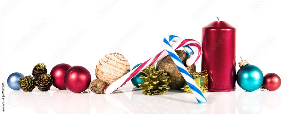 weihnachtliche Dekoration vor weißem hintergrund weihnachtliche Dekoration vor weißem hintergrund