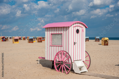 Historischer Badekarren am Strand in Travemünde