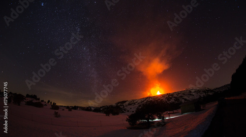 Eruzione sul Vulcano Etna - Lava nel con cielo notturno di stelle e Via Lattea photo