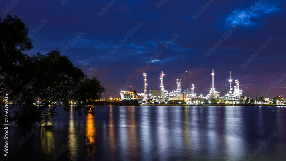 Fototapeta premium oil refinery plant while twilight