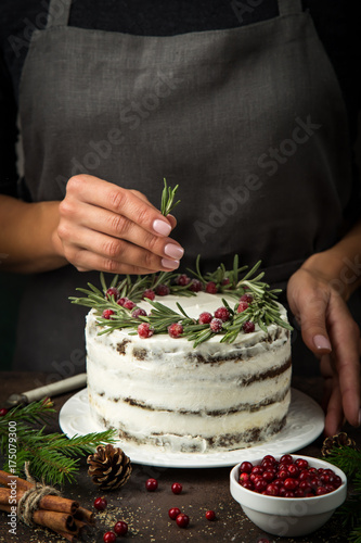 Cuadro en lienzo Woman decorates festive christmas gingerbread cake