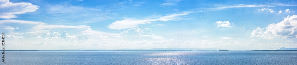 Naklejka premium Panoramiczny piękny seascape z chmurą na słonecznym dniu.