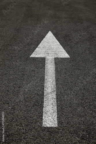 Pfeil auf Asphalt