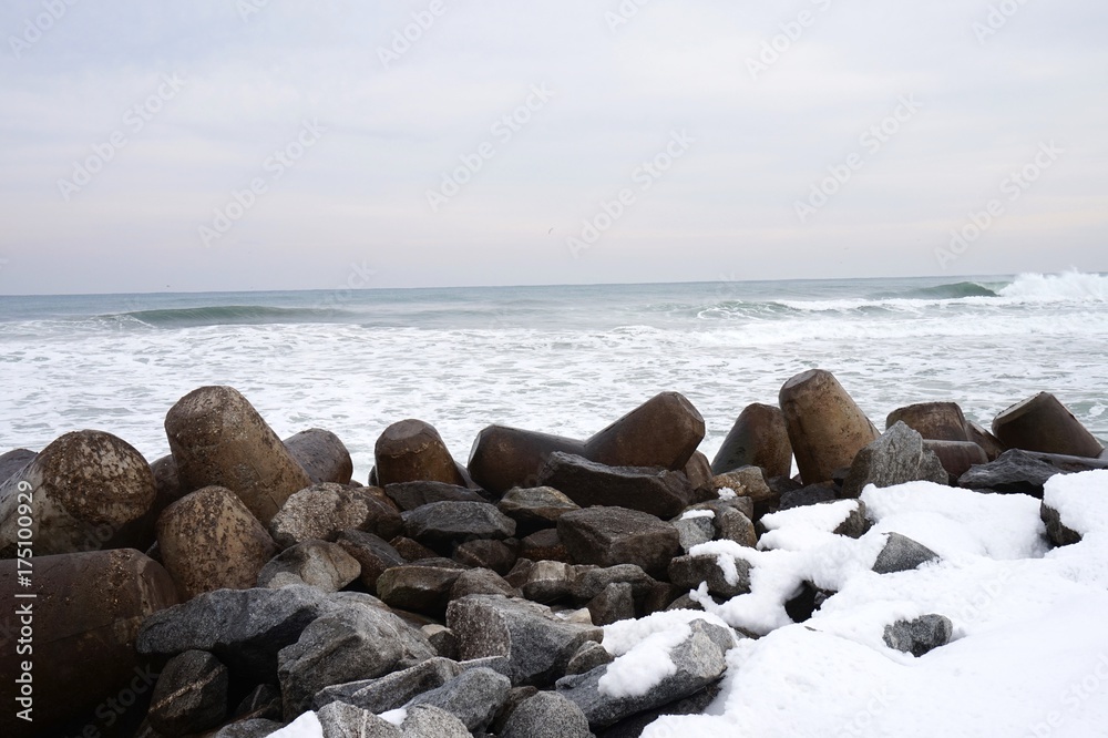 강릉 겨울 바다의 방파제.(The breakwater of winter sea of Kangnung.)