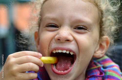 Kind isst fr  hlich Pommes Fastfood