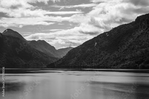 Fjord Norvège en noir et blanc