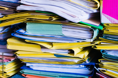Εκτύπωση καμβά Piles of folders containing paper documents
