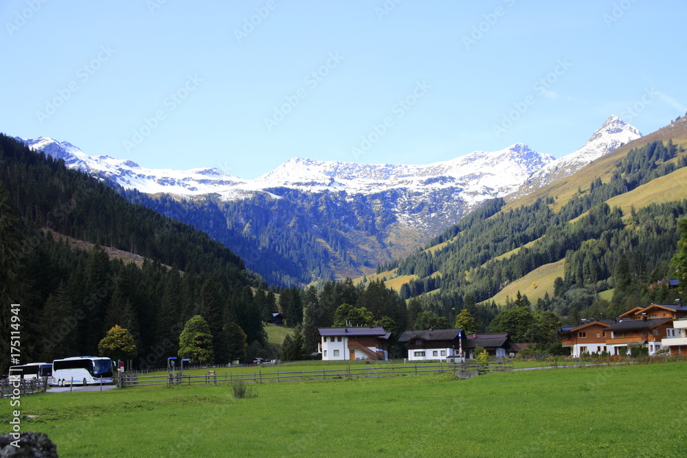Blick auf die Alpen im Pinzgau bei Saalbach Hinterglemm in Österreich.