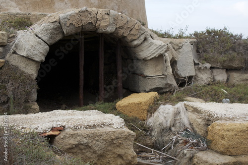 Entrata e uscita di un nascondiglio nascosto sotto una torre e protetto da grate di ferro. photo