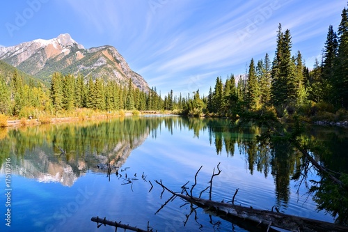 Fototapeta Naklejka Na Ścianę i Meble -  Peaceful lake in a mountain landscape with reflections, Kananaskis, Alberta, Canada