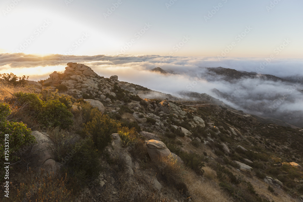 Obraz premium Dawn clouds at Rocky Peak Park above the San Fernando Valley in Los Angeles, California. 
