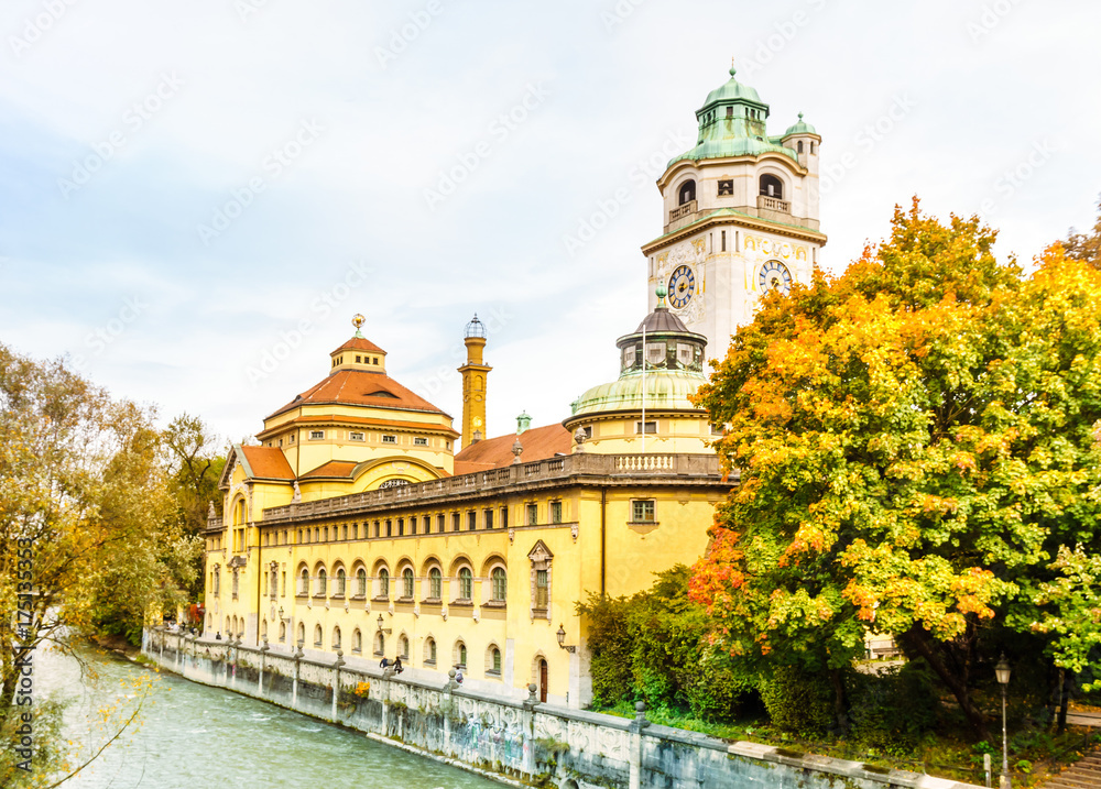 Obraz premium View on autumn landscape arround Muellersches Volksbad in Munich