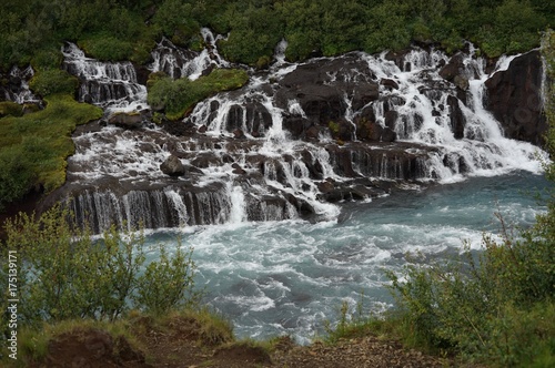 Island: Wasserfälle Hraunfossar und Barnafoss bei Húsafell