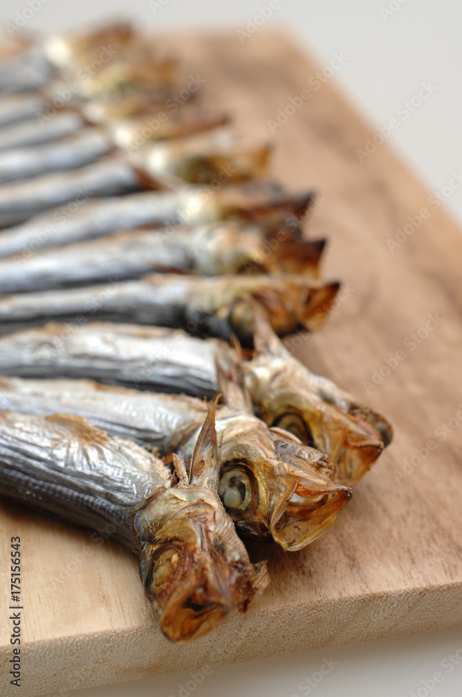 めざし イワシ類の 小魚を塩漬けした後 目から下あごへ竹串やワラを通して数匹ずつ束ね 乾燥させた ものを焼き魚にしたものです Stock Foto Adobe Stock