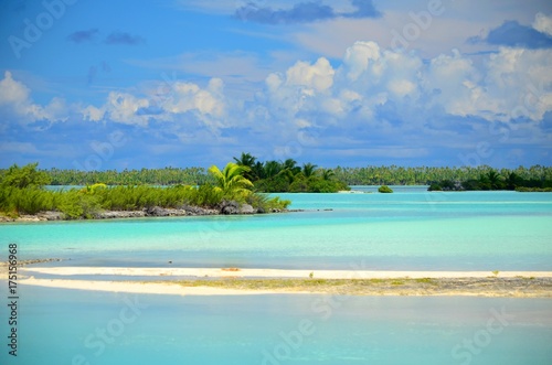 Fototapeta Naklejka Na Ścianę i Meble -  lagon bleu turquoise sable blanc tuamotus polynésie française tahiti