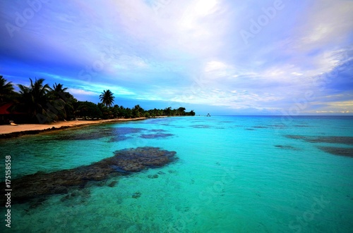 Fototapeta Naklejka Na Ścianę i Meble -  fin de journée sur le lagon de fakarava polynésie française turquoise corail