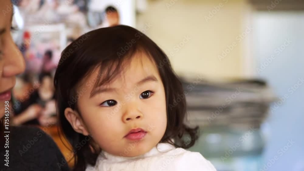 母親に抱っこされる子供(女の子) 母親に抱っこされる子供(女の子)