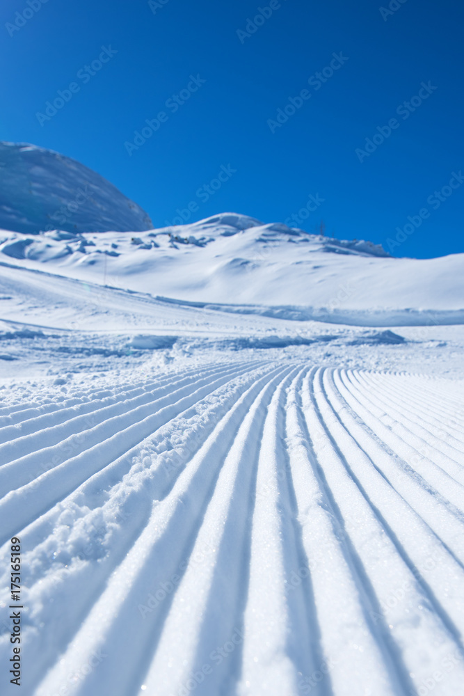 Plakat Utrzymywana trasa narciarska na śniegu