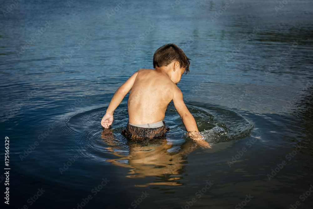 Fototapeta premium playing in the water