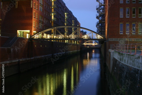 Stahlbr  cke in der Hamburger Speicherstadt bei Nacht