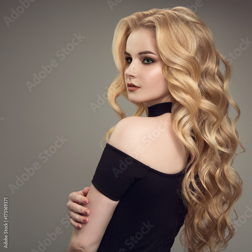 Blond kobieta z długie kręcone piękne włosy.