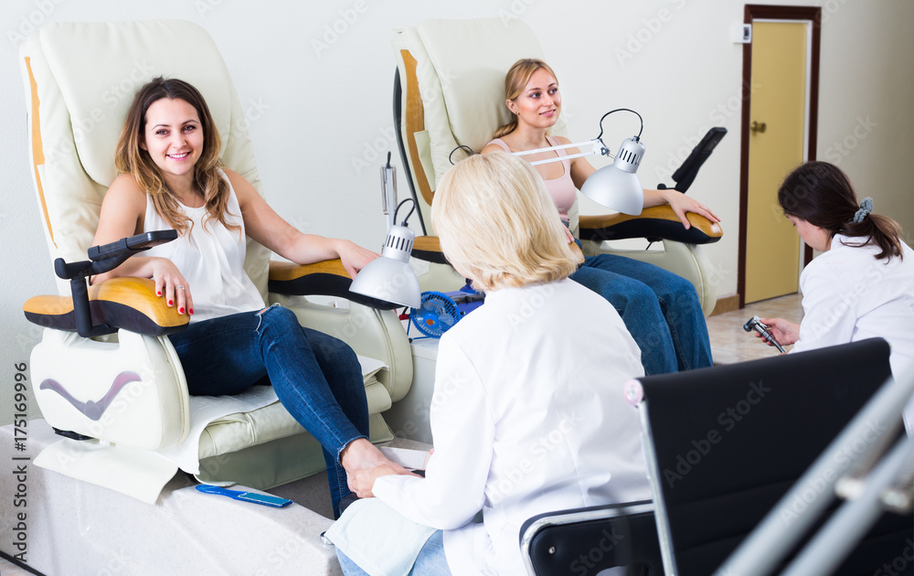 Obraz premium Female clients doing toenails