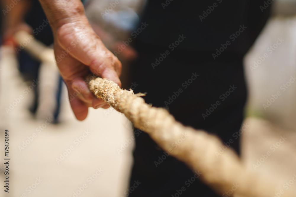 Φωτογραφία Hand holding big rope for leading people and dead body carrying car to crematory
