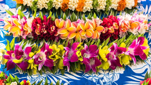 Photo Garlands of flowers in French Polynesia, traditional flowers crowns