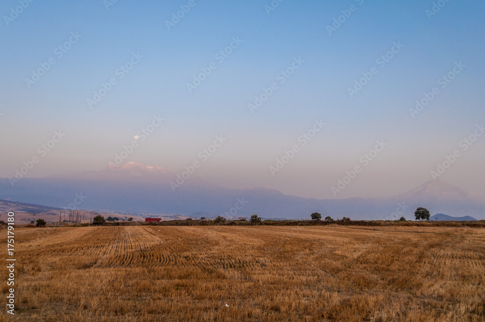 Fototapeta premium Volcanes de Mexico con un cielo increible