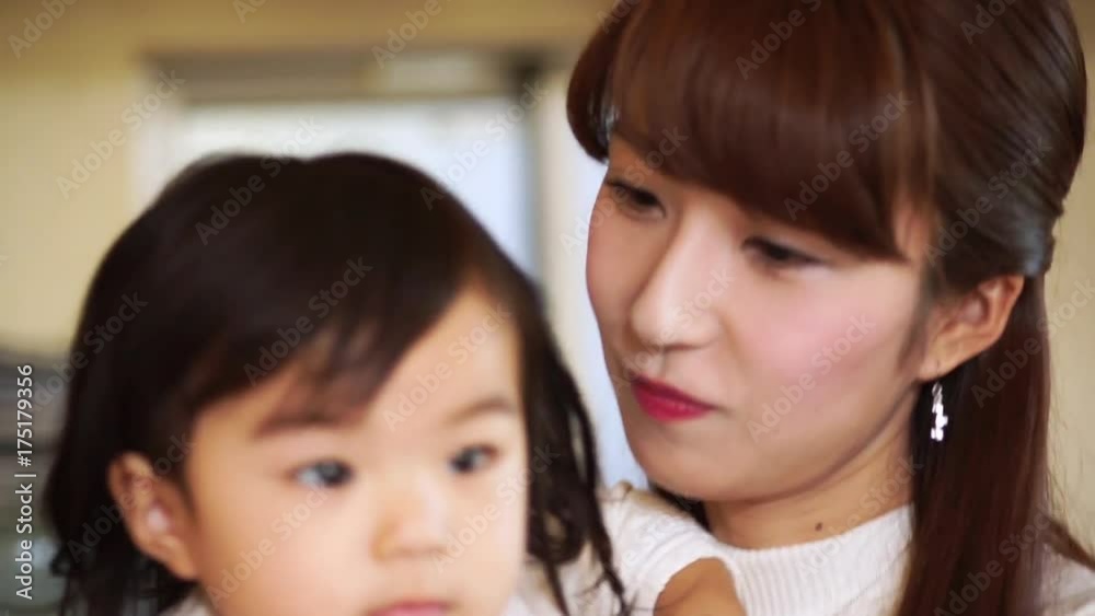 母親に抱っこされる子供(女の子) 母親に抱っこされる子供(女の子)
