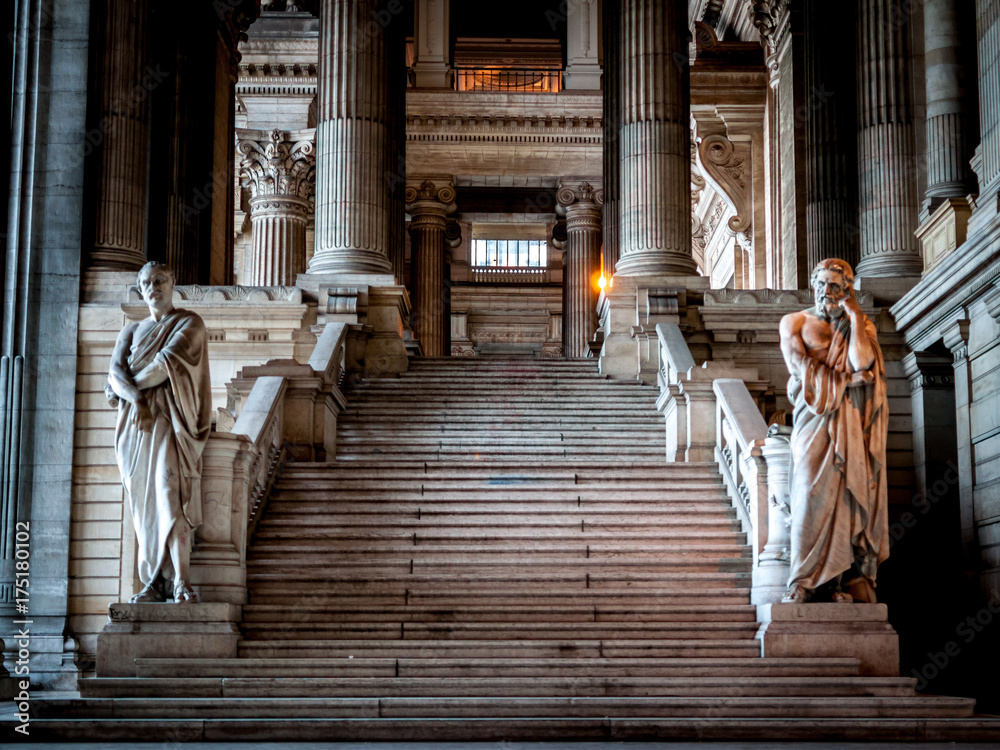 Escalinata y estatuas en palacio