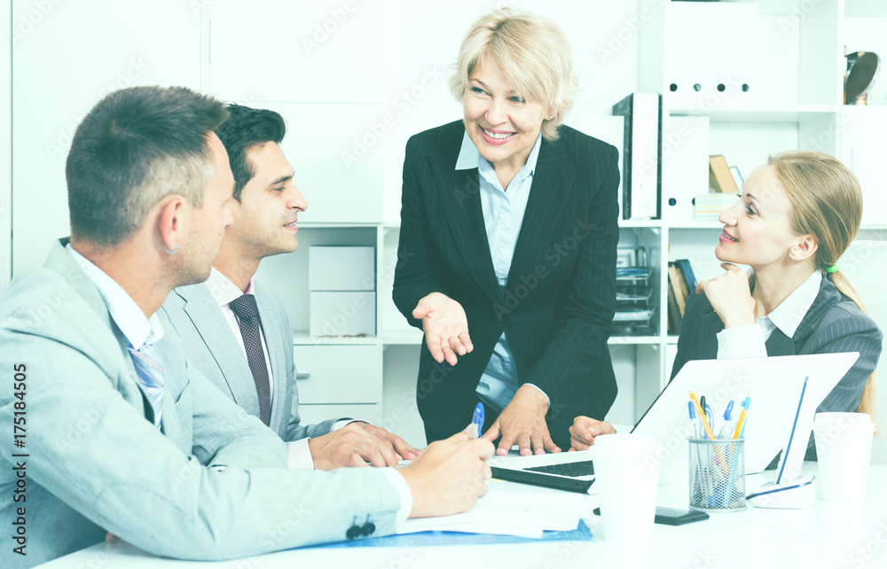 Obraz premium Businesswoman working with colleagues in office