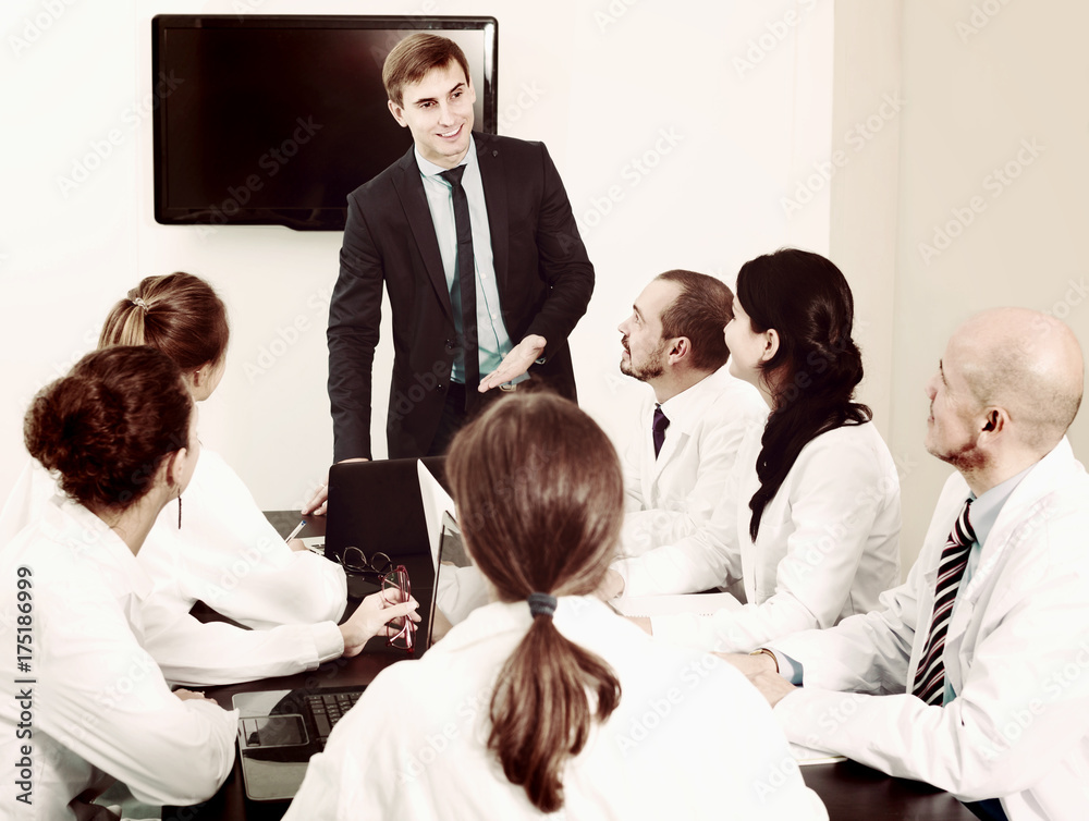 Fototapeta premium interns and professor at meeting