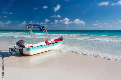 Boat on a beach in Mexico © ttinu