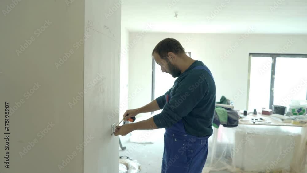 Young, male worker measuring wall at new home
Young, male worker measuring wall at new home