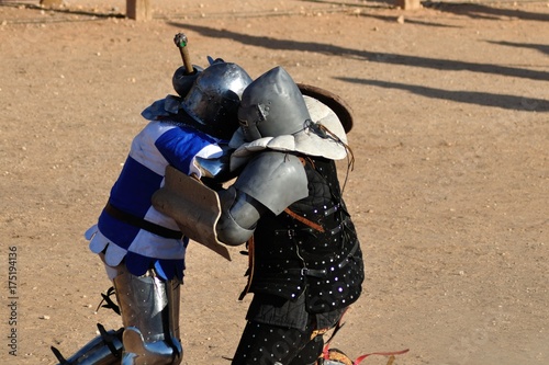 Caballeros medievales luchando