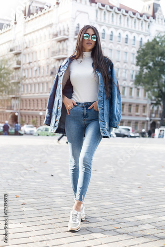 7 Way To Style Oversized T Shirt With Jeans | Perfect & Stylish