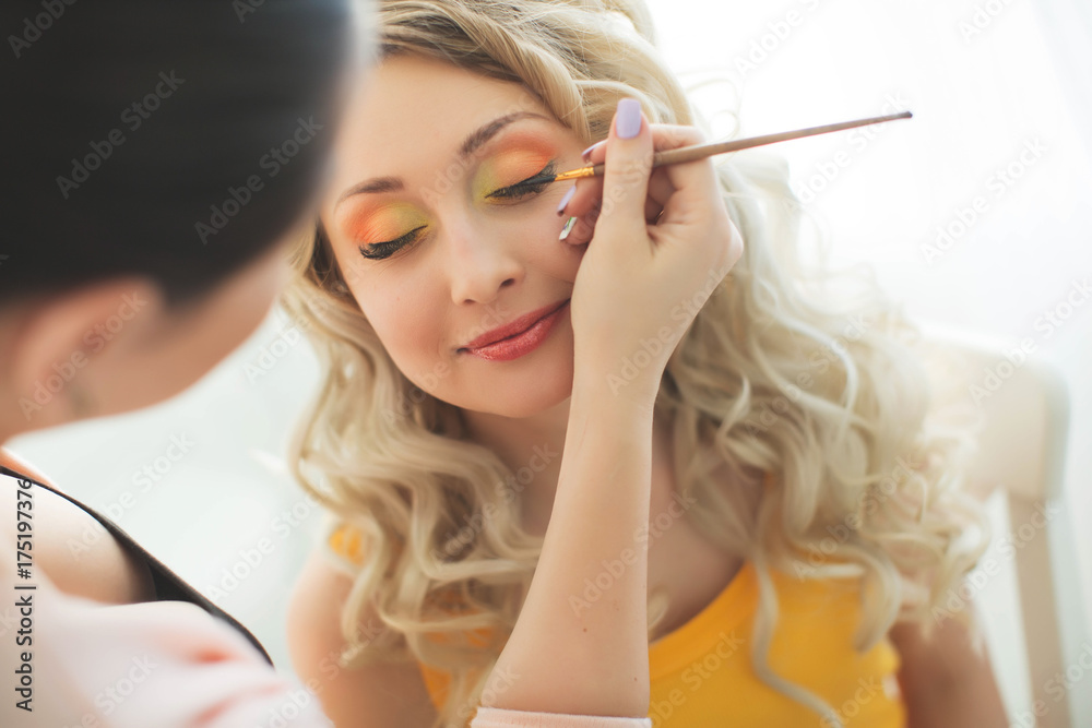Obraz premium A woman doing makeup 