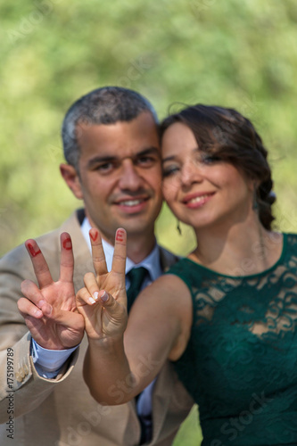 Quadro su tela Young couple  creating love word.