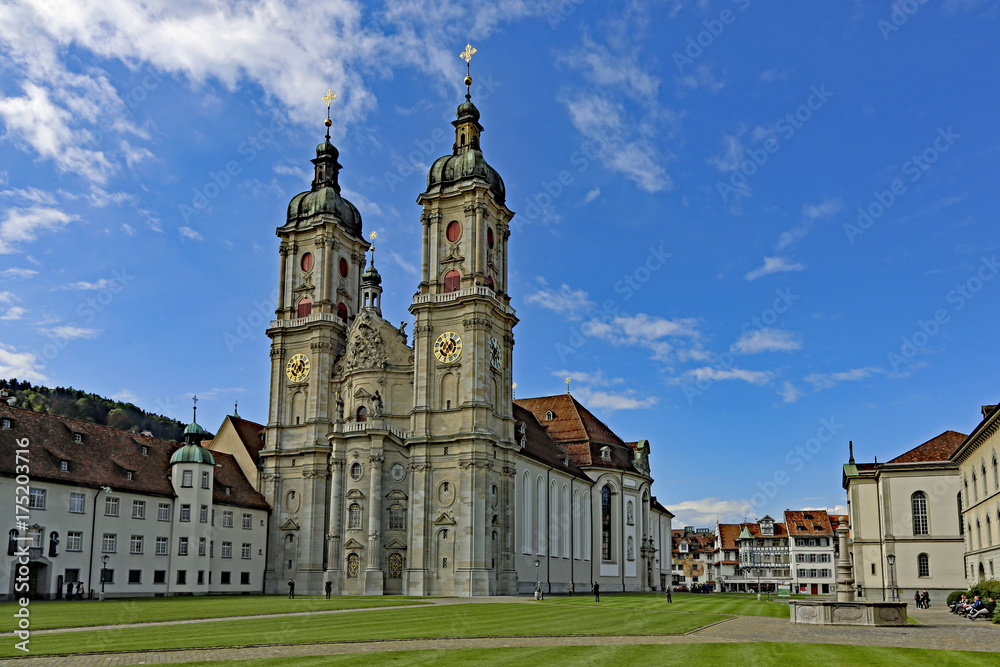 Stiftskirche St. Gallen mit Brunnen