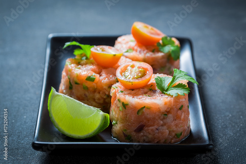 Foto Fresh salmon tartare with coriander and lime