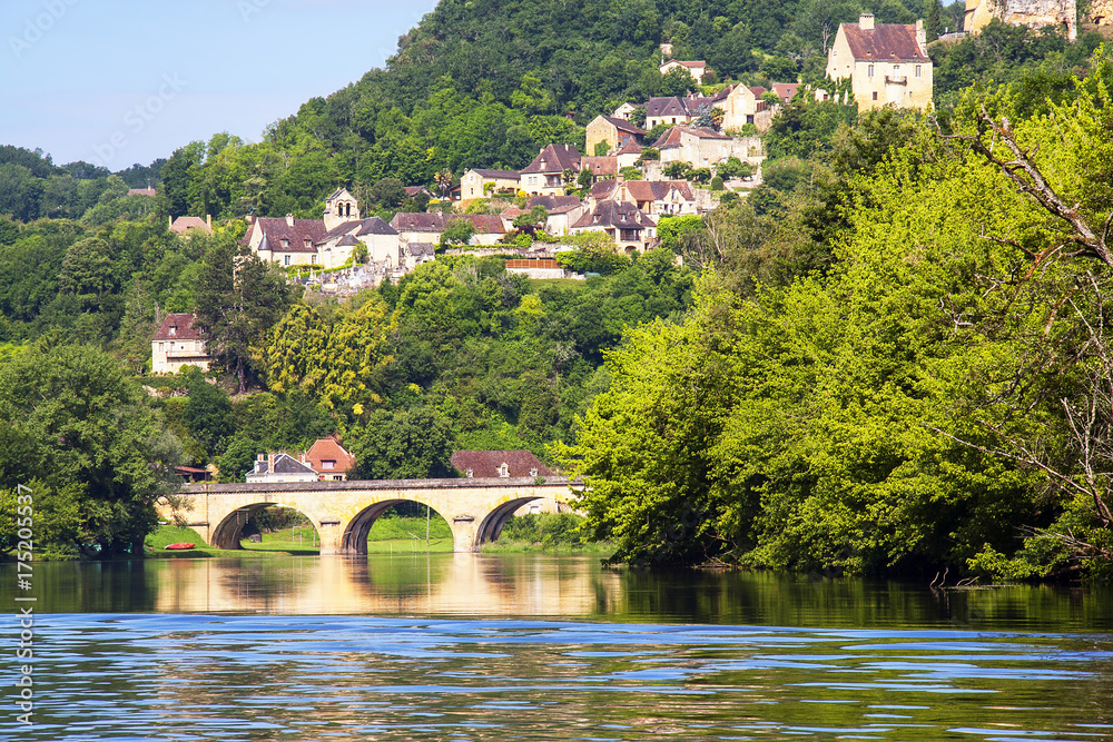 La Roque Gageac. Le pont de Castelnaud la chapelle vu depuis la Dordogne. Dordogne. Nouvelle Aquitaine