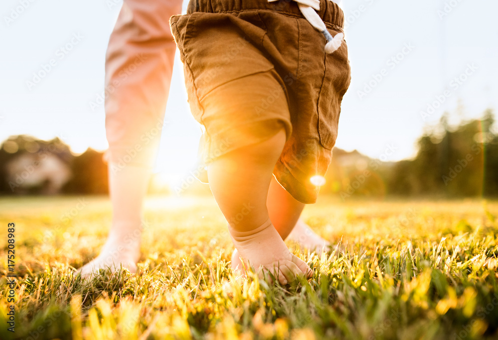 Учимся ходить. Тема на первые шаги. Тема на первые шаги. Первые шаги в науку картинки. Шаги ребенка.