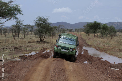 Auto auf Schlammpiste, Kenia, Ostafrika