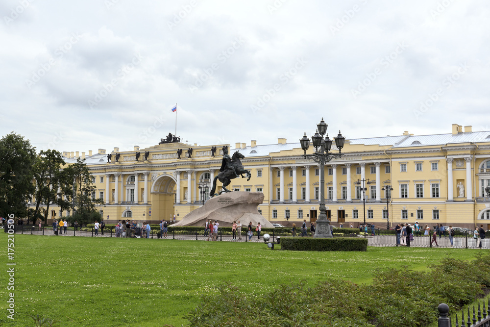 Вид Сенатской площади , здания Сената и Синода, памятник Петру Первому. Санкт-Петербург. Августа 2017 года.