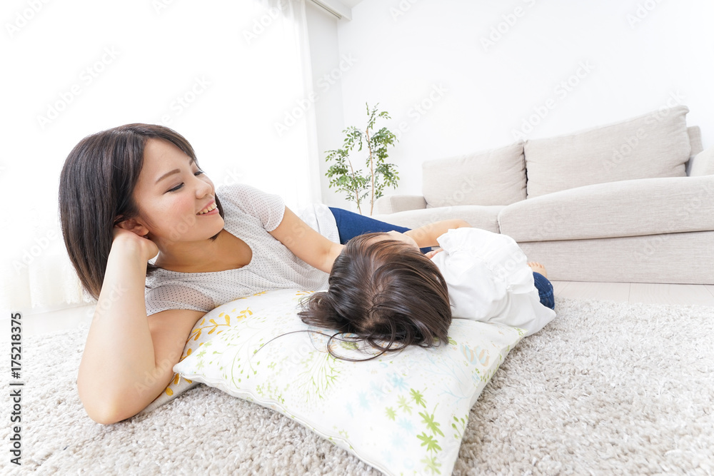 部屋で寝る子ども 部屋で寝る子ども